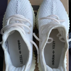 Yeezy boost 350 v2 Triple white - Säljer dessa yeezys, som nya! Allt ingår utom tagsen, digitalt kvitto finns. Senaste såldes för 671$ på StockX. Storlek US6.5 eller EU39 1/3, passar även 38. Kan mötas i Sthlm eller frakta mot kostnad. Kan släppa billigare vid snabbaffär! 