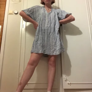 Blå/vit tunika - Blå/vit tunika i XL men sitter som en klänning i S för mig på bilden. Band vid kragen.