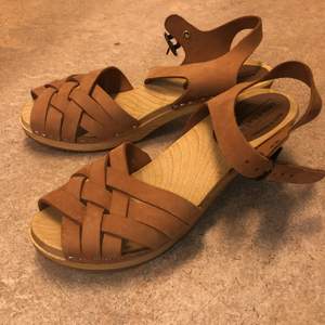 Säljer helt oanvända sandaler i storlek 41 med en liten klack. Priset är 250kr (köparen står för frakten som ligger på 122kr) 