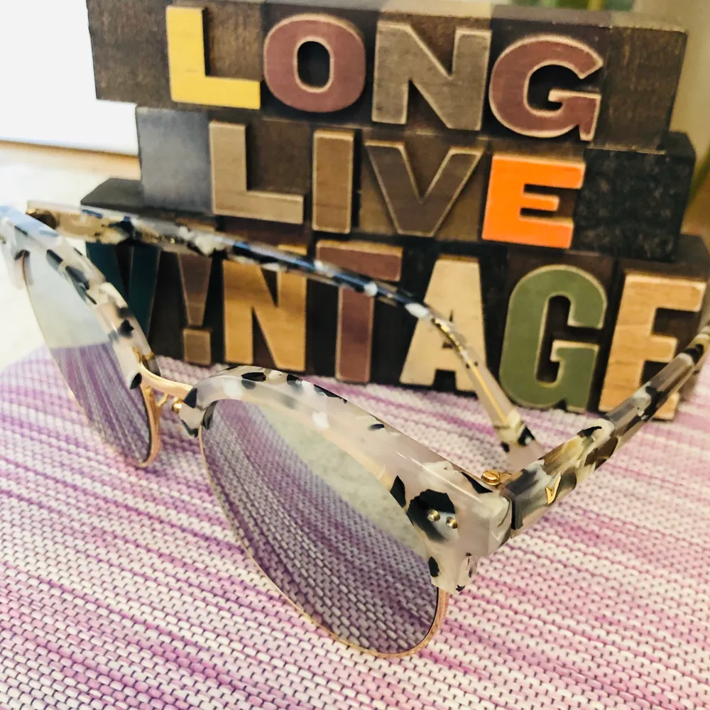 Eye wear sunglass nice color, i bought in Korea. Good condition, used once on a trip for only 100kr!! 👓👗🎀🥰. Accessoarer.