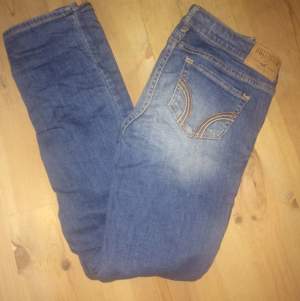 Super fina Hollister jeans använda 1 gång ! Säljs pga fel storlek 
