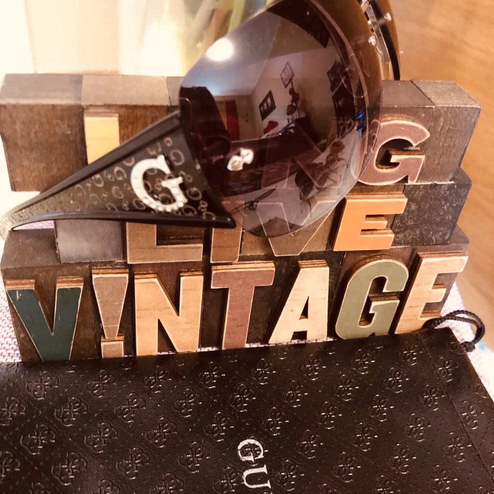 Sunglass eye wear Gucci original, i bought in Japan. Only 250kr free frakt 😎🎀👱🏻‍♀️... Used but never abused, i sell all my sunglasses co’z i had problem with my eyes and using my eye reading glass instead!!! 👓👱🏻‍♀️🦋👗. Accessoarer.