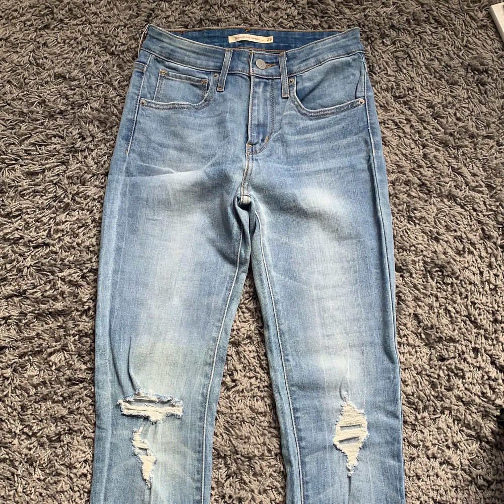 Jeans i väldigt bra skick från Levis! Säljes då jag köpte dem online men de är lite för små för mig, tyvärr.. Jeans & Byxor.