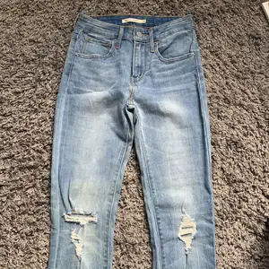 Jeans i väldigt bra skick från Levis! Säljes då jag köpte dem online men de är lite för små för mig, tyvärr.