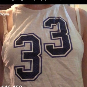 Cropat linne med tryck - Cropat linne med tryck från Ullared. Använd fåtal gånger och är i bra skick. Kan mötas upp i Ängelholm och frakta köparen står för frakt. BUDA!!!