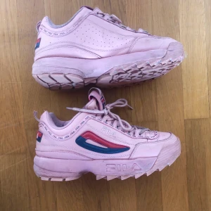 Chunky sneakers från Fila, strl 41 - Rosa chunky sneakers från Fila, strl 41.  Har vanligtvis strl 40 på sneakers. Superbekväma! Använda men i mycket gott skick. Köparen står för frakt💕