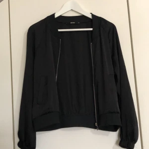 Skön tunn jacka i svart - En superskönt jacka till sommaren, tunn och bekväm