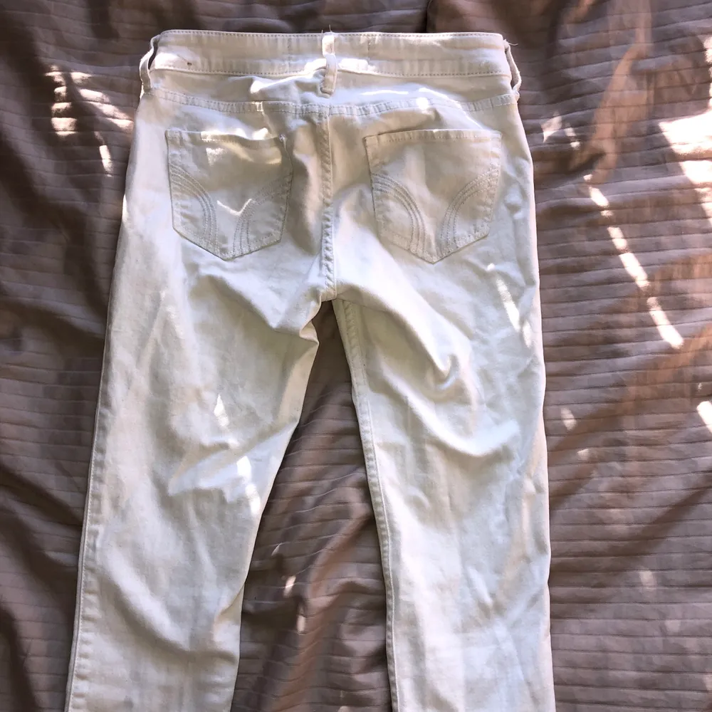 Vita skinnyjeans från hollister som nästan aldrig är använda då dem är för små för mig! Kontakta mig för ytterligare bilder eller vid frågor. Frakt ingår. Jeans & Byxor.