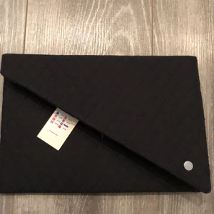 Kuvertväska - Fin kuvertväska från Pieces. Helt oanvänd med lapp kvar. Köparen står för frakten. Fraktar endast.