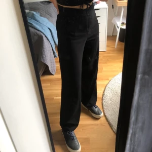 Kostymbyxor  - Raka kostymbyxor från bikbok i storlek S