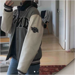  - Skitsnygg baseboll jacka🤍🤍🤍 med skinn liknande på armarna. Säljer endast vid bra bud