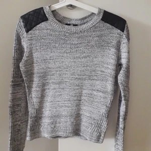 Tröja - Från hm, använd 1 gång. Som ny. Strl S. Frakt på 22 kr tillkommer om man vill ha det. 