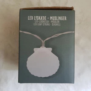 Snäckskal  - Ljusslinga med snäckskal 🐚 Den är heöt oavndvänd, endast uppackad för att titta på (fick den i julklapp). Slingan är 165cm lång och har totalt 10 snäckskal 🐚