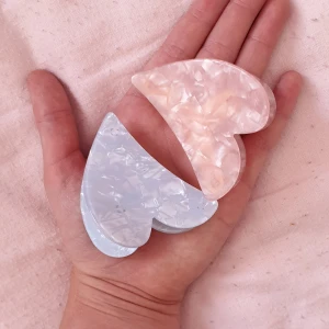 Rosa & blå hairclips - ett par rosa & blå hairclips! kommer i par för 30:- & separat för 20:- st. den rosa är lite skrapad på ena sidan (se tredje bild)  men det är inget direkt märkbart.<3 [KÖPARE STÅR FÖR FRAKT]