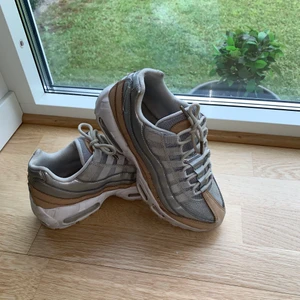 Skor Nike Air Max 95 - Nike Air Max 95 storlek 36.5. Använda ett fåtal gånger. Jätte fina & sköna men kommer inte till användning av mig. Skick 9/10! Nypris:1899kr. Mitt pris: 599 exkl frakt.