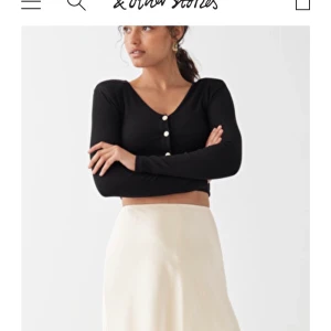 Kjol strl 34 - Super fin kjol från stories.com slutsåld på hemsidan. Säljer för använder ej längre. Super fint skick och endast använd fåtal ggr:)