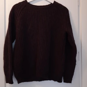 Mörklila stickad tröja  - Nyskick. Stl S. Weekday. Mörk lila. 