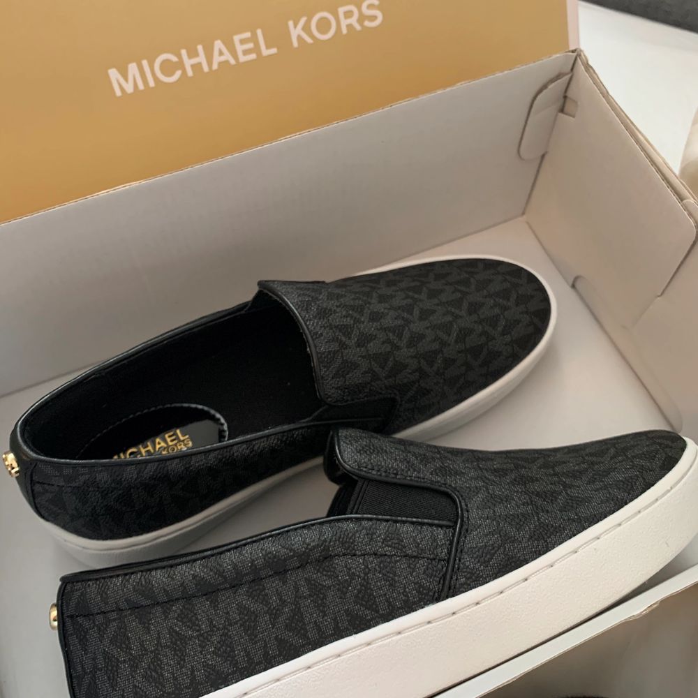 MICHAEL KORS keaton slip on sneakers   Helt nya oanvända Michael kors skor köpta ifrån USA säljs pågrund av fel storlek.  Storlek 35-36  (Sån modell tillverkas inte längre). Skor.