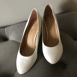 Vita klackskor  - Vita klackskor, använda 1 gång. Storlek 38. Klacken är ca 5 cm hög, lite spetsiga tår men inte alltför extremt. Frakt ingår i priset. Betalning sker via swish. Inga returer. Skickas 1-2 dagar efter köp. 