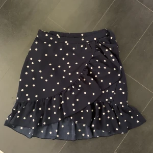 Gullig kjol - Prickig kjol från märket ONLY i storlek 36. Frakt tillkommer🌺🌺