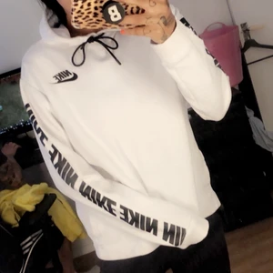 Nike hoodie - Nyskick, kommer inte till användning tyvärr.