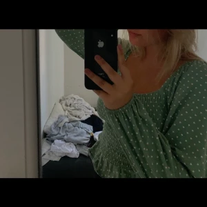 hm topp - säljer denna jättefina topp ifrån hm pga inte kommer till användning. den är i ett jättebra skick och hur gullig som helst till sommaren. frakten är inräknad 