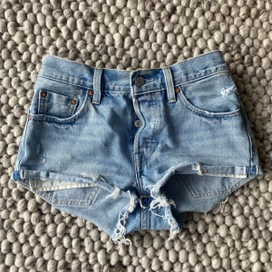 Levi’s shorts strl 24.  - Jättefina, supersnygga Levi’s shorts i strl 24 och modell 501. Hade verkligen viljat behålla dessa men är alldeles för små för mig, kunde bara ha dessa en sommar tyvärr och köptes för runt 600kr. Därav väldigt fint skick. Köparen står för frakten. 