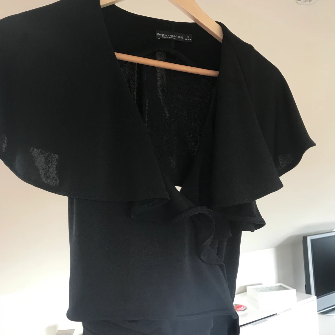 Svart jumpsuit med volang - 37