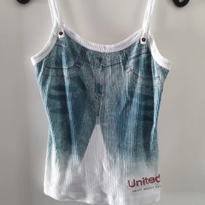 Vitt linne med jeanstryck - Vitt linne med jeanstyg i storlek M i fint skick. Fraktkostnad blir 51kr.