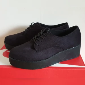 NYA Svarta Låga Flatform Brogues  - Helt oanvända (fejk)mockaskor i brogue-liknande modell från Din Sko, storlek 40. Nypris 299 kr. Katt har funnits i hemmet 🐱 Pris kan diskuteras, PM för frakt!