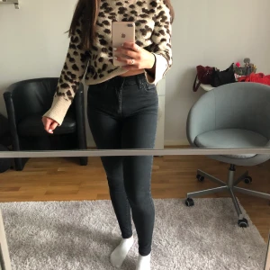 svarta Levis jeans - Svarta jeans från Levis i modellen mile high super skinny i stl W26. Nypris 1000 kr. Frakt + högsta bud!