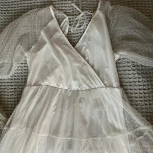 Klänning - Klänning från Vila. Använd 1 gång. Jättesöt med superfina detaljer. Köparen står för frakten. Priset går att diskutera!!