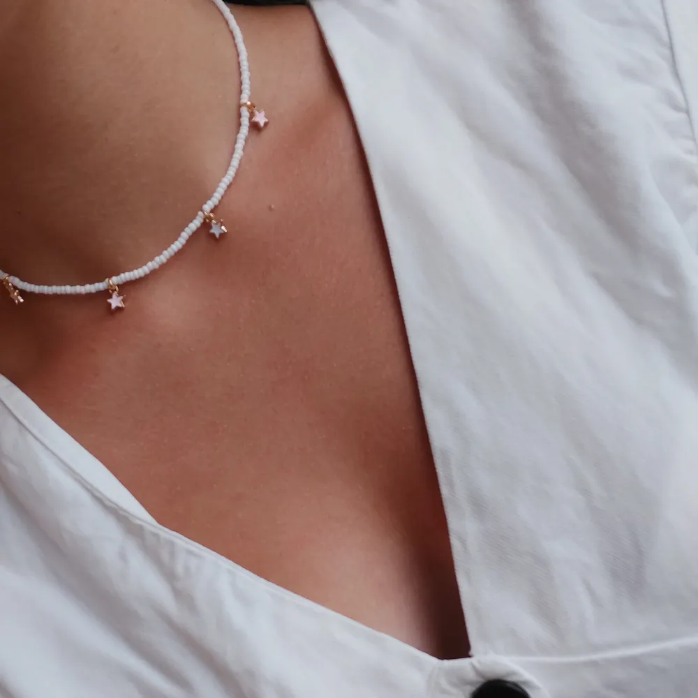 Lätt och enkelt superfint halsband med specialbeställda stjärnor som fåtal äger⚡ Pris: 89 kr (frakt är medräknat i priset) kolla gärna min Instagram för mer produkter pearlz.wear . Accessoarer.