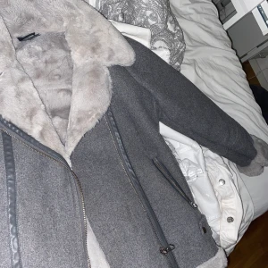 Skön jacka   - Storlek M men jag som S brukar ha den som en oversize jacka! 