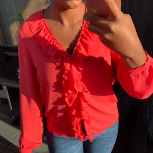 Rosa blus - Säljer en rosa blus med volanger. Använd 2 ggr. Frakt på 44kr tillkommer! 💄