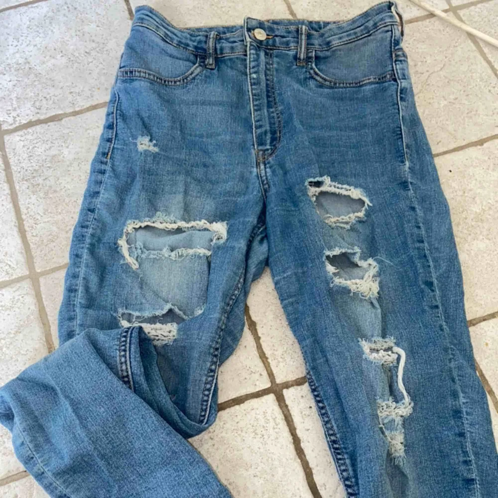 Använda några gånger men dom är som nya, perfekta jeans till sommaren! Storlek 40. Jeans & Byxor.