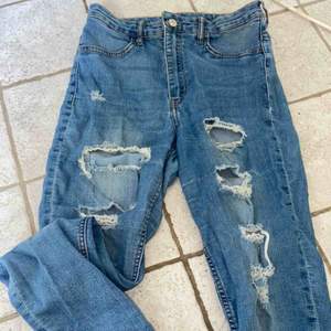 Använda några gånger men dom är som nya, perfekta jeans till sommaren! Storlek 40