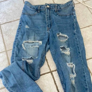  - Använda några gånger men dom är som nya, perfekta jeans till sommaren! Storlek 40