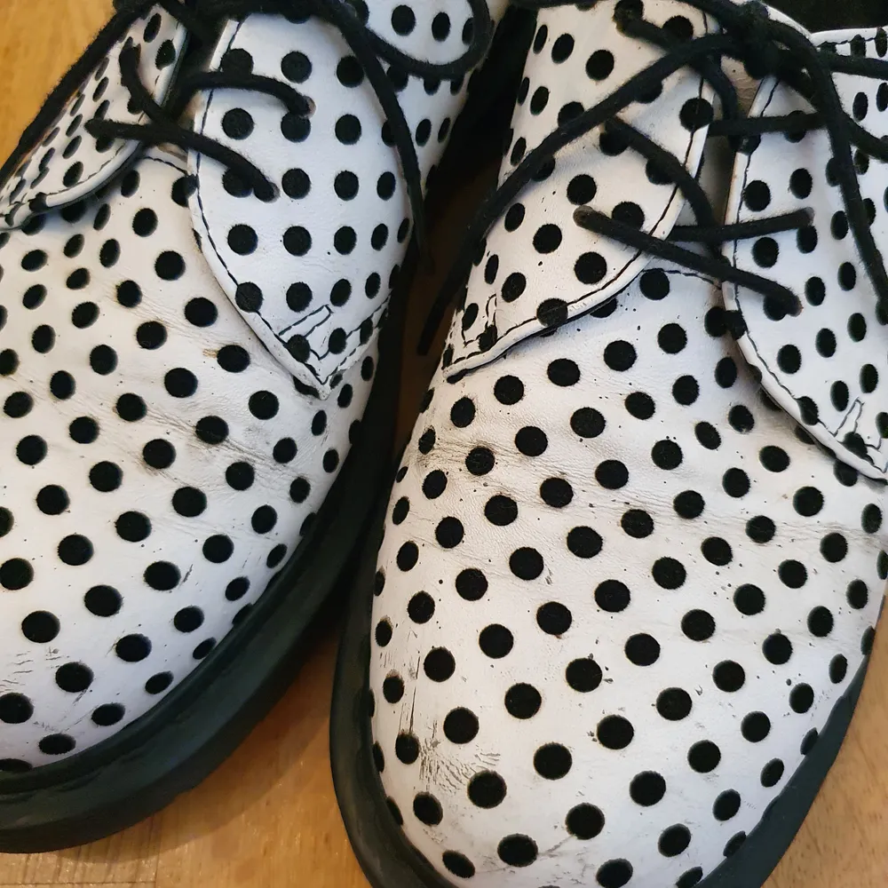 Säljer Dr. Martens skor, vit färg med svarta prickar storlek EU 38. Använt ca. 10 gånger. Finns lite skador på båda skorna, se bilder. De är limited edition, och supersöta!. Skor.
