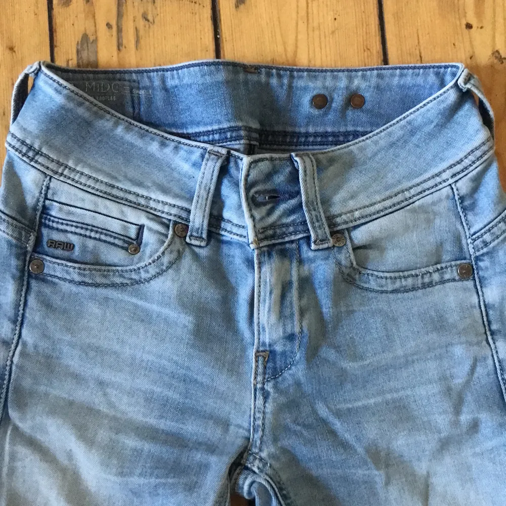Passar någon mellan 155-165 skitsnygga stretchiga och anpassar sig efter kroppen väldigt lätt jeans material fin ljusblå färg som nya :). Jeans & Byxor.