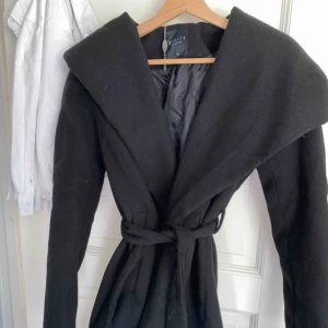  - Nypris var 1800kr säljes pågrund av blivit för liten och den tar bara upp plats i garderoben så säljer den. För frågor kontakta mig går ner i pris vid snabb affär, storlek 36 motsvarar S/M