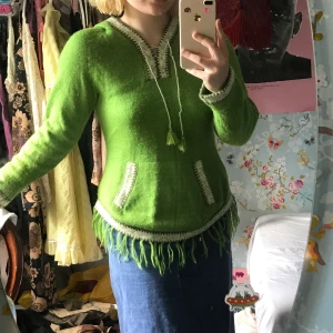 Söt limegrön bohemisk kofta  - En söt kofta köpt secondhand! I limegrönt. Frakt 42kr eller så möts jag upp i Liljeholmen.