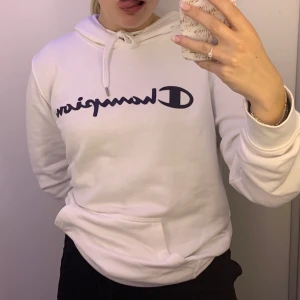 Champion hoodie  - Snygg hoodie från champion som jag bara använt ett fåtal gånger. Frakt tillkommer på 60kr