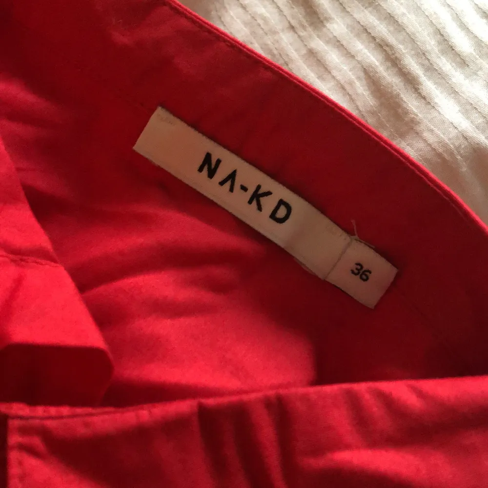Röd skjorta från NA-KD i storlek 36. Bara använd en gång men säljer då jag tyvärr inte fått användning för den❤️Köparen står för frakten.. Skjortor.