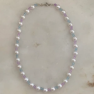 Pärlhalsband - Ett jättefint halsband som jag gjort själv av olika pärlor🤩 69kr  (inkl frakt)⚡️ Har ett fäste där bak✨ Tillkommer i en fin liten påse😍 Kontakta mig vid frågor och intresse🥰
