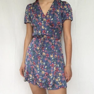   - Söt wrap-klänning från Zara, frakt tillkommer på 45kr<3