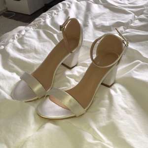 Vita skor - Superfina skor som är lite stora för mina hälar. Skulle säga att det passar 38,5-39 eller någon med större hål än mig. Knäppet är inte vanligt ”bälte”. NYPRIS ca 400kr