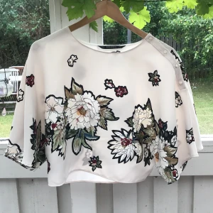 Blus från Zara🍓 - Jättefin blus från Zara som tyvärr inte längre används. Storlek XS men passar även S. Knappt använd därav bra skick 🌸 pris: 65kr + eventuell frakt 
