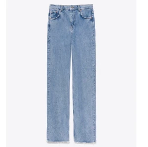 Långa raka jeans från Zara - Oanvända jeans från zara med superlånga raka ben i en perfekt tvätt. Är lite för långa för mig som är 174 cm, men har en rå kant så det är enkelt att klippa av. För små för mig som är en 38. Nypris: 400 kr