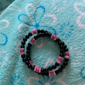 Armband  - Rosa pärlor som lyser i mörker